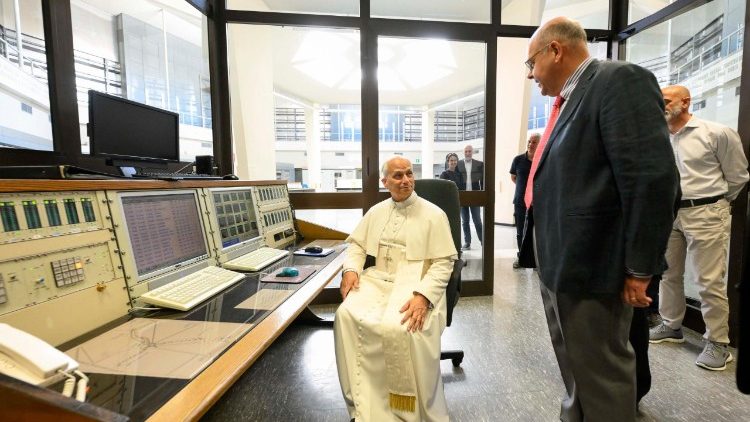 Papa Leo XIV akiangalia mitambo ya kurushia matangazo ya Radio Vatican