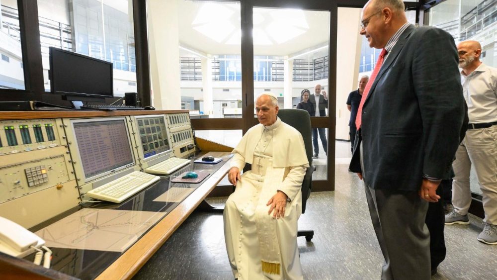 Papa Leon al XIV-lea în vizită la centrul de transmisie Radio Vatican din zona Santa Maria di Galeria