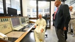 إذاعة الفاتيكان تحتفل بالذكرى الخامسة والتسعين لتأسيسها بسبعة برامج متعددة اللغات