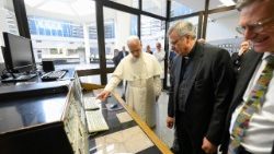 Leon XIV  w stacji nadawczej Radia Watykańskiego