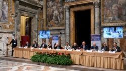 Президія конференції в Апостольському палаці