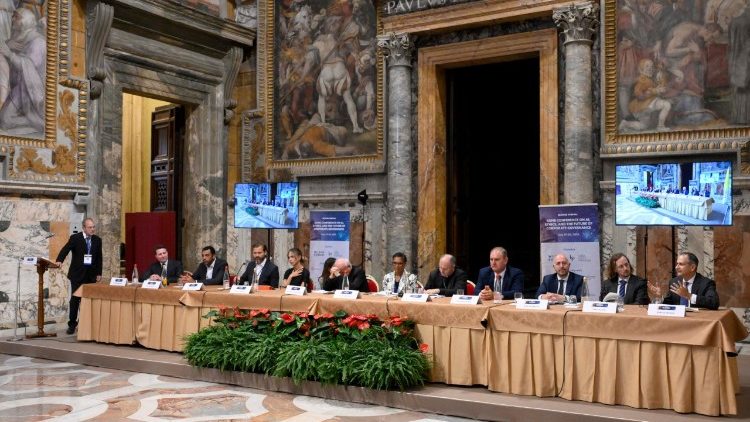 Президія конференції в Апостольському палаці