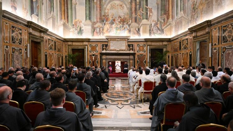 Popiežius Leonas XIV ir pranciškonų konventualų bei trinitorių kapitulų dalyviai