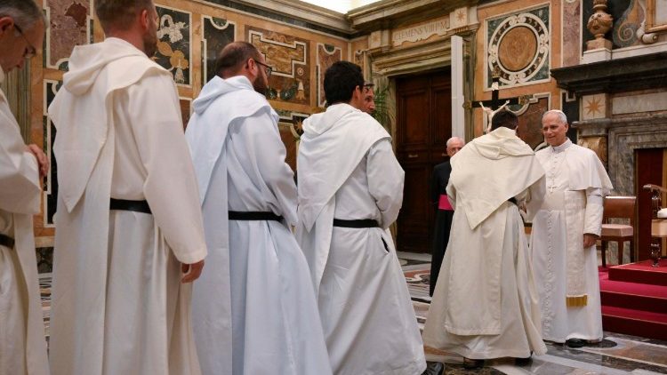 A trinit&aacute;riusok a Szentatya el&eacute; j&aacute;rulnak