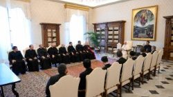 Leone XIV con alcuni sacerdoti della Pontificia Accademia Ecclesiastica, foto d'archivio