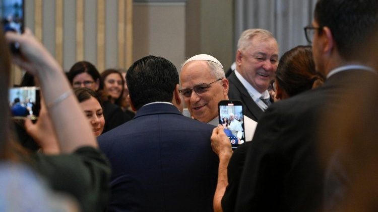 A Szentatya &uuml;dv&ouml;zli a k&eacute;pviselőket