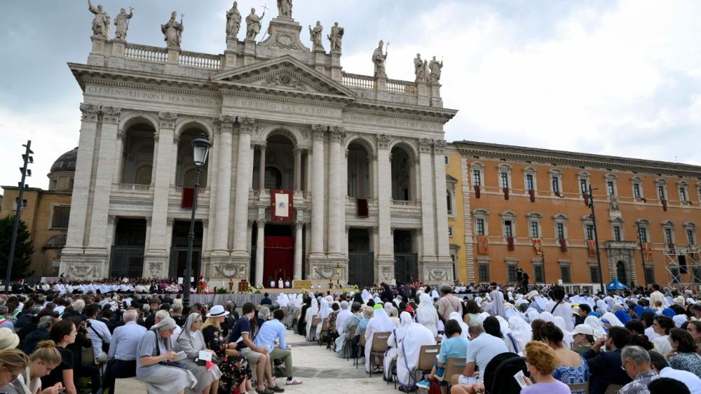  2025.06.22 Santa Messa, Processione a Santa Maria Maggiore e Benedizione Eucaristica nella SolennitÃ  del Santissimo Corpo e Sangue di Cristo