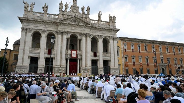 El Pueblo de Dios congregado en la explanada de la Archibasílica Papal de San Juan de Letrán.
