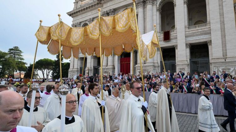 Devintinių procesija su Leonu XIV
