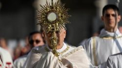 Lev XIV. s monstrancí při procesí Corpus Domini z Lateránské baziliky do Santa Maria Maggiore 22. června 2025