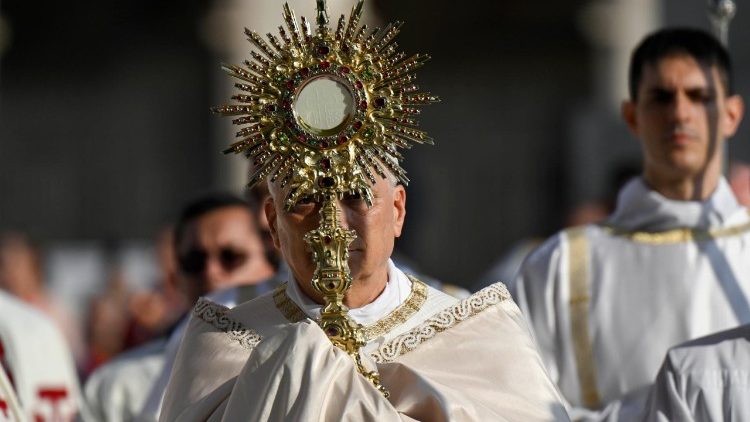 Папа Лев XIV во время процессии праздника Corpus Domini 22 июня 2025 г. 