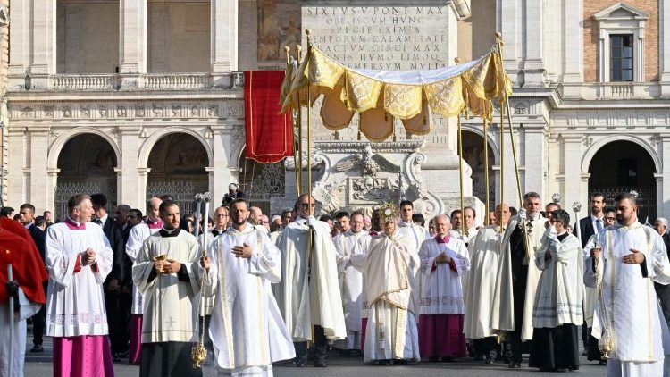 Papa Leo XIV ameongoza Maandamano ya Ekaristi Takatifu