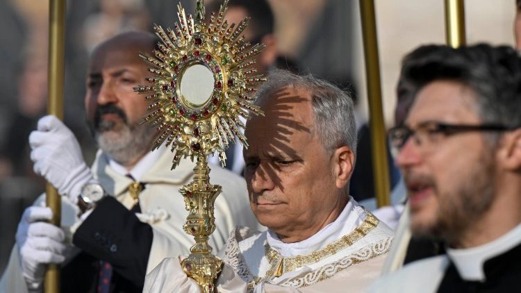 Devintinių procesija su Leonu XIV