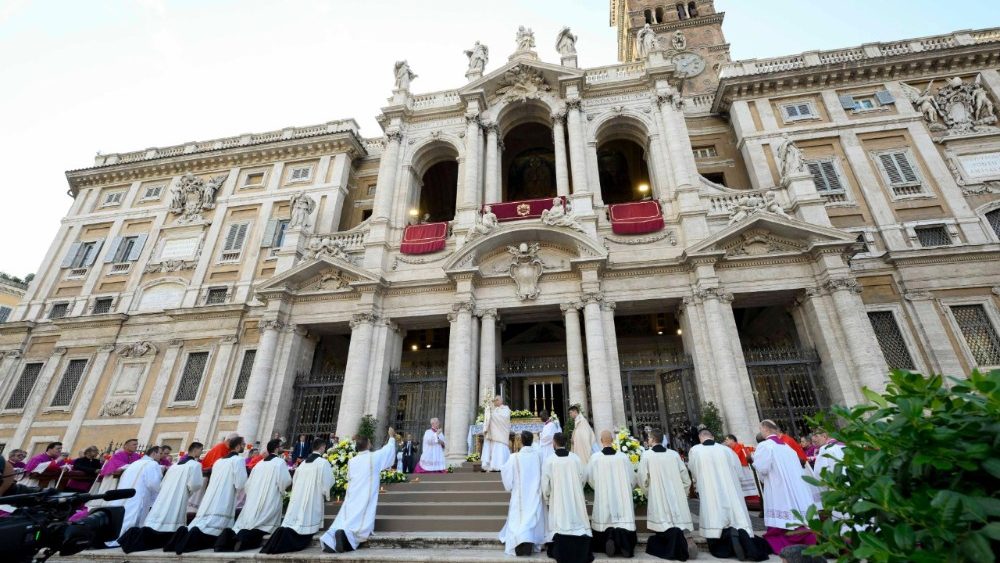  2025.06.22 Santa Messa, Processione a Santa Maria Maggiore e Benedizione Eucaristica nella SolennitÃ  del Santissimo Corpo e Sangue di Cristo