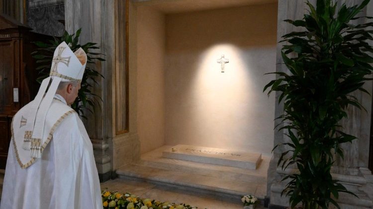 XIV. Leó Ferenc pápa sírja előtt
