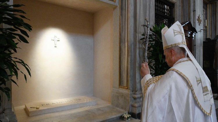 Il Papa in preghiera davanti alla tomba del predecessore Francesco