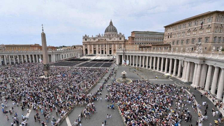 A hívek a Szent Péter-téren az Úrangyala elimádkozásakor