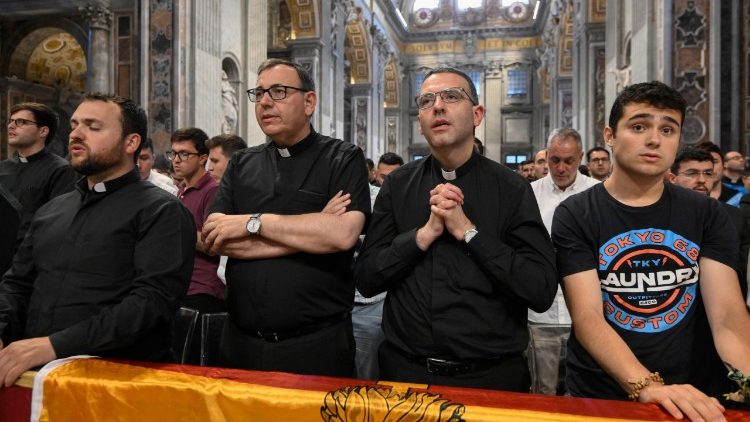 Des séminaristes et leurs formateurs dans la basilique Saint-Pierre pour l'audience avec le Saint-Père. 