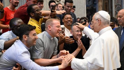 Pápež seminaristom: Svojou energiou rozdúchavate plameň nádeje v Cirkvi