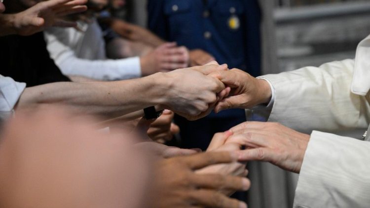 El Papa León XIV se detiene a dialogar con los seminaristas llegados a la Basílica de San Pedro con motivo de su Jubileo