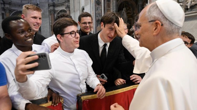 El Papa León XIV se detiene a dialogar con los seminaristas llegados a la Basílica de San Pedro con motivo de su Jubileo