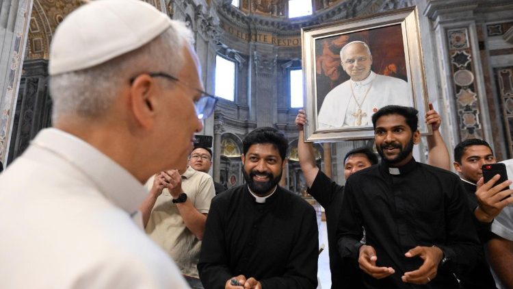 ലിയൊ പതിനാലാമൻ പാപ്പാ വൈദികാർത്ഥികളുമായി കൂടിക്കാഴ്ച നടത്തിയപ്പോൾ, വത്തിക്കാനിൽ വിശുദ്ധ പത്രോസിൻറെ ബസിലിക്കയിൽ, 24/06/25