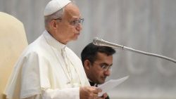 Papst Leo bei der Begegnung mit den Bischöfen im Petersdom