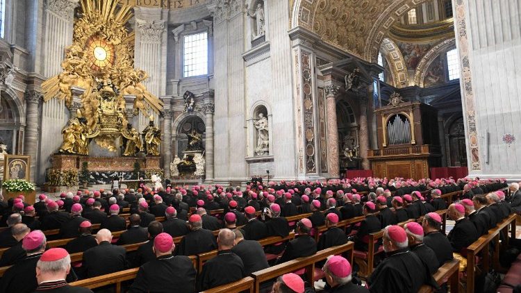 Biskupi podczas spotkania z Leonam XIV w Bazylice Watykańskiej 