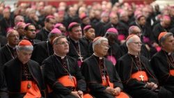 Kimsingi Askofu ni kielelezo cha umoja ndani ya Kanisa mahalia, Askofu ni kiongozi anayesimika maisha na utume wake katika taalimungu; ni mtu wa imani, matumaini, anayeongozwa na upendo na busara katika shughuli za kichungaji, 