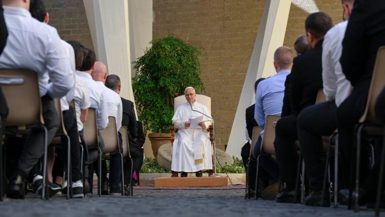 Le Pape Léon XIV avec les séminaristes des diocèses de la région du Triveneto, au nord de l'Italie. 