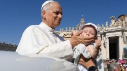 Papież na Placu Świętego Piotra przed audiencją generalną 25 czerwca