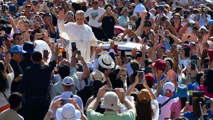 Papież wśr&oacute;d wiernych