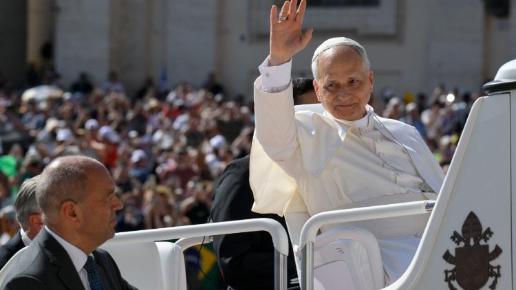 Papež Lev XIV. na Svatopetrském náměstí