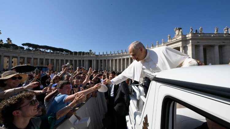 Il Papa saluta i fedeli all'udienza generale