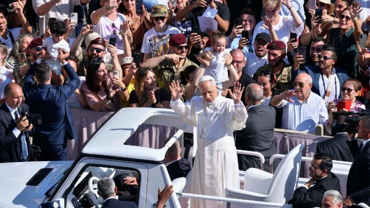 Le&oacute; p&aacute;pa a Szent P&eacute;ter-t&eacute;ren