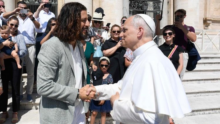 Le Pape Léon XIV avec Jonathan Roumie. 