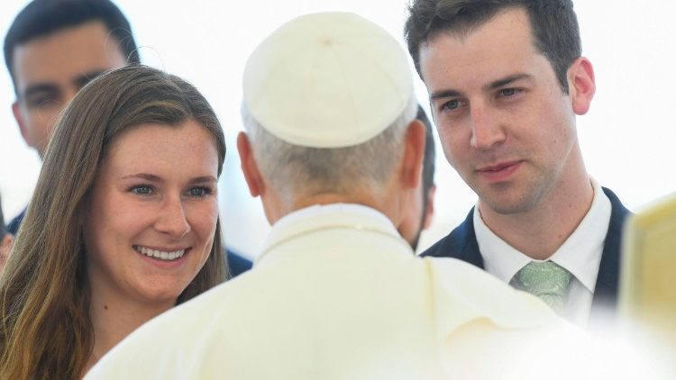 A Szentatya fiatal h&aacute;zasokkal