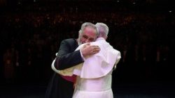 Đức Thánh Cha Lêô XIV ôm chào một Đức ông