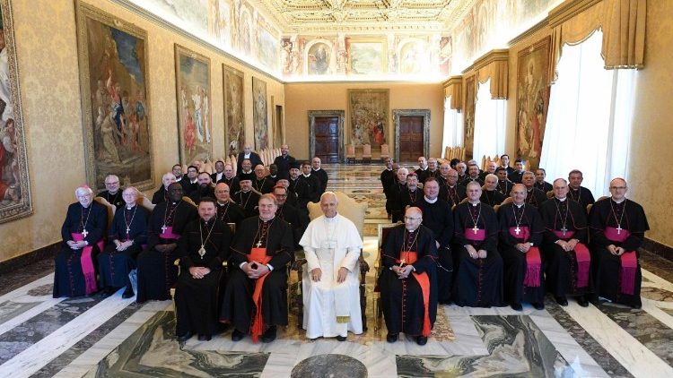 Le Pape et les évêques rédemptoristes et scalabriniens. 