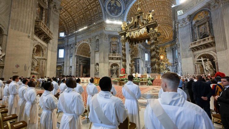 Papież wyświęcił 32 nowych kapłanów