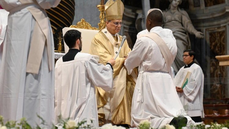 Le Pape Léon et Claude Menouga Ngono lors de la messe d'ordination. 