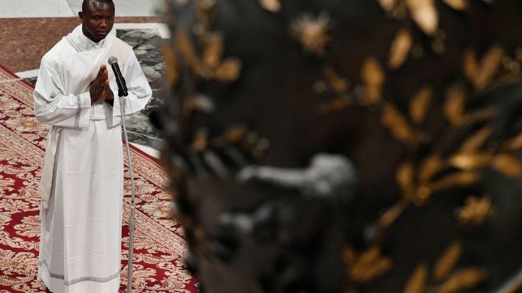 Durant la messe d'ordination. 