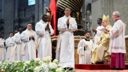 Os sacerdotes ordenados no ano passado pelo Papa Leão XIV na Basílica de São Pedro