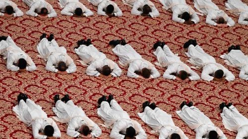 De nouveaux prêtres venant du monde entier ordonnés par le Pape