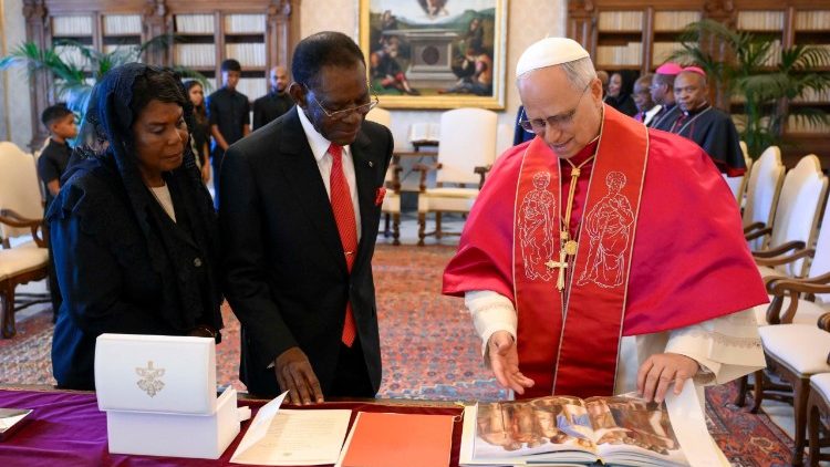 Intercambio de dones entre el Papa León XIV y el Presidente de Guinea Ecuatorial.