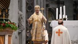 Abp Swiatosław Szewczuk podczas liturgii w bazylice watykańskiej