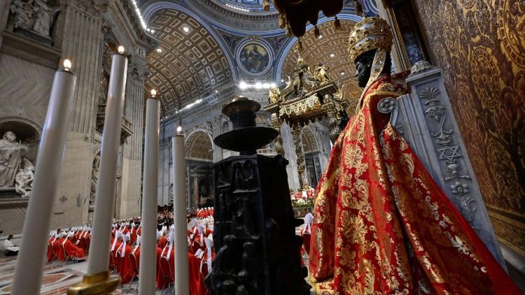 Auch der bronzene Petrus im Petersdom wird an diesem Festtag besonders geehrt: Die Statue trägt  zur Feier des Tages ein kostbares rot-goldenes Gewand 