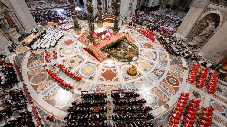 Blick in den Petersdom am Hochfest Peter und Paul. Da die Stadtpatrone Roms Märtyrer sind, war die liturgische Farbe Rot