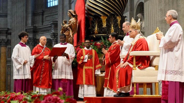 Il cardinale Dominique Mamberti, introduce gli arcivescovi metropoliti