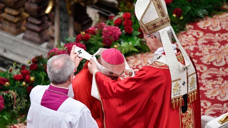 Papa stavlja palij novim nadbiskupima metropolitima